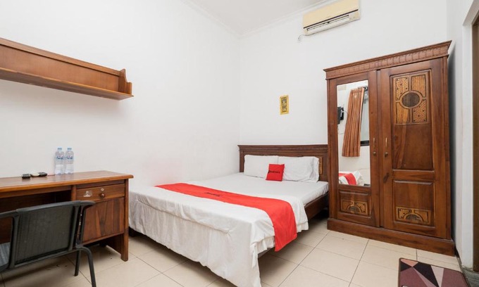 Surabaya Hotel | RedDoorz At Nginden Surabaya