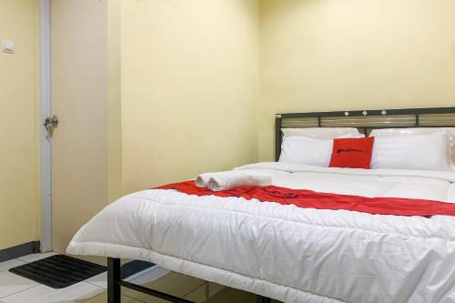 Balaraja Hotel | RedDoorz @ Balaraja Centre Plaza