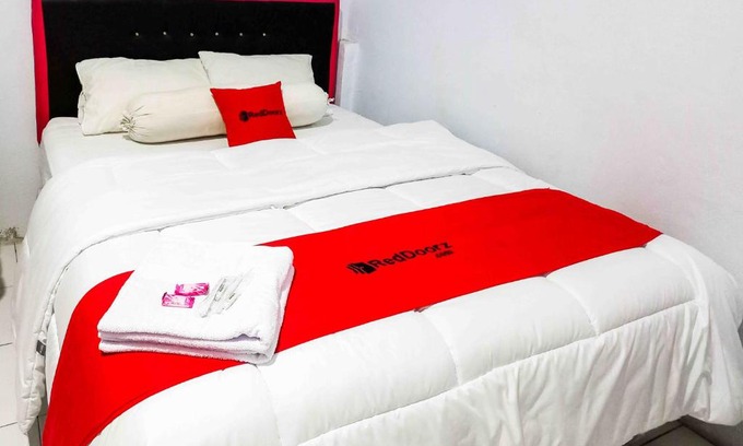 Sulawesi Hotel | RedDoorz @ Lolak Bolaang Mongondow
