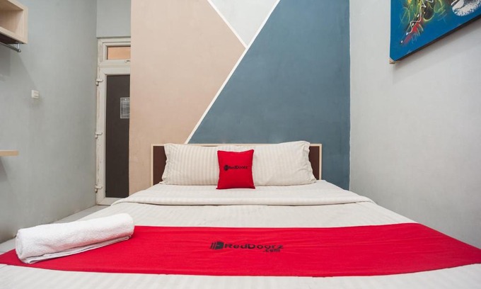 Jakarta House | RedDoorz near Binus Anggrek 2