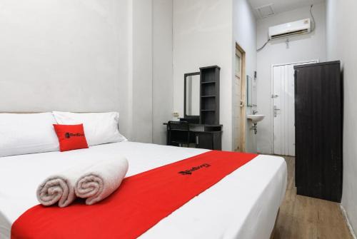 Tangerang Hotel | RedDoorz near Mandaya Royal Hospital Puri