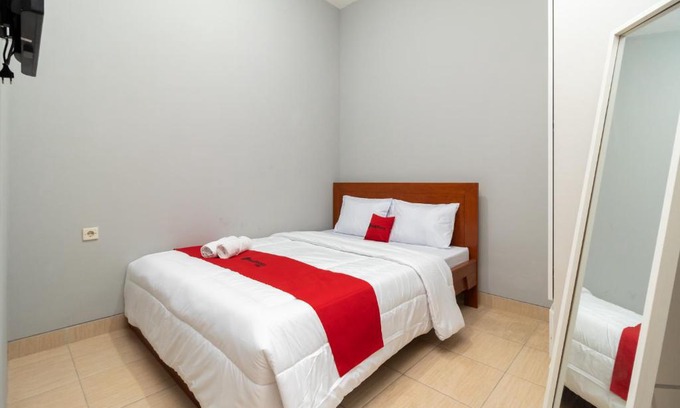 Tangerang Hotel | RedDoorz near RS Sari Asih Cipondoh