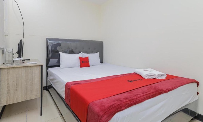Jakarta Hotel | RedDoorz near RS Sari Asih Ciledug