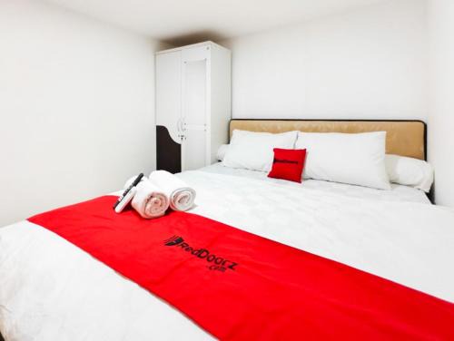 Surabaya Hotel | RedDoorz near RSUD dr Soewandhie