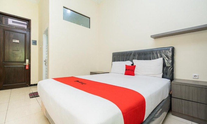 Surabaya Hotel | RedDoorz Plus @ Grace Residence Surabaya