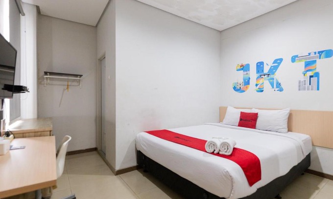 Kebayoran Lama Hotel | RedDoorz Plus Syariah near Mall Pondok Indah