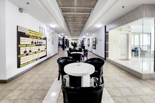 Lubuk Baja Hotel | RedDoorz Premium Near Imperium Superblok