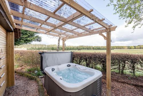 Ladybank Apartment | Redlands Country Lodge Apartments with Hot Tubs