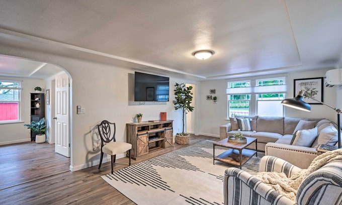 Redmond House | Redmond Farmhouse on 2 Acres w/Deck & Grill!