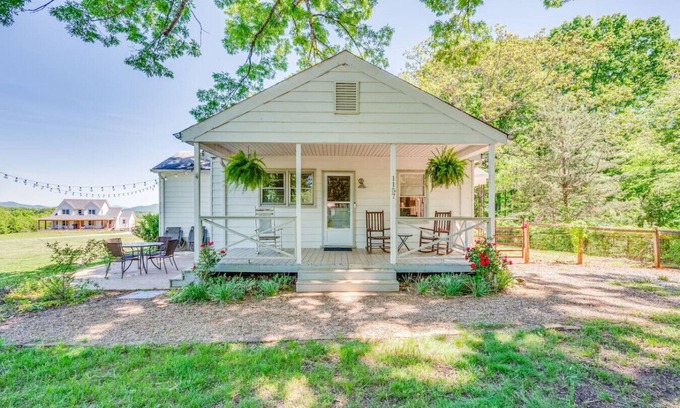 Bedford Apartment | Redwing Farm Cottage, Mountain Views and Firepit!
