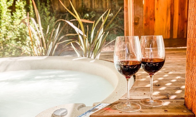Guerneville Cabin | RedwoodRetreat~ Stunning & Joyful Redwood Cabin! Walk to River! WIFI/AC/HtTb