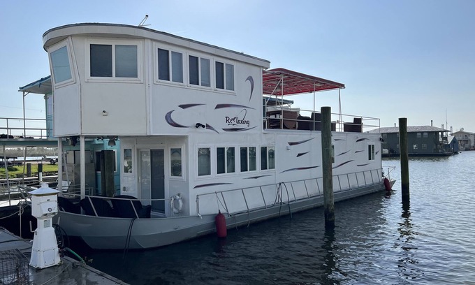 Venice House | Reel Therapy 3 bedroom houseboat