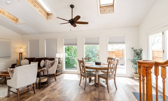 Montrose House | Refreshed downtown home. Easy walk to Main St!