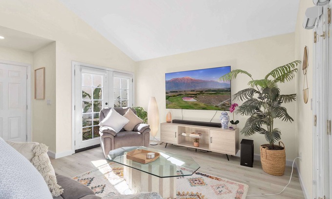 Palm Desert House | Refreshing and Bright Desert Home conveniently located near everything!