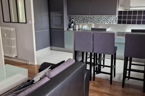 Saint-Lo Apartment | Refuge Urbain Chic avec Balcon