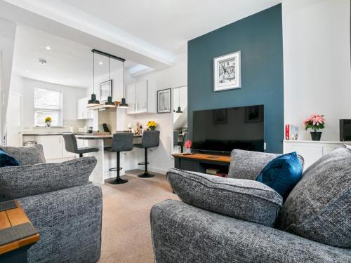 York House | Refurbished 2 Bed Close To City Pass The Keys