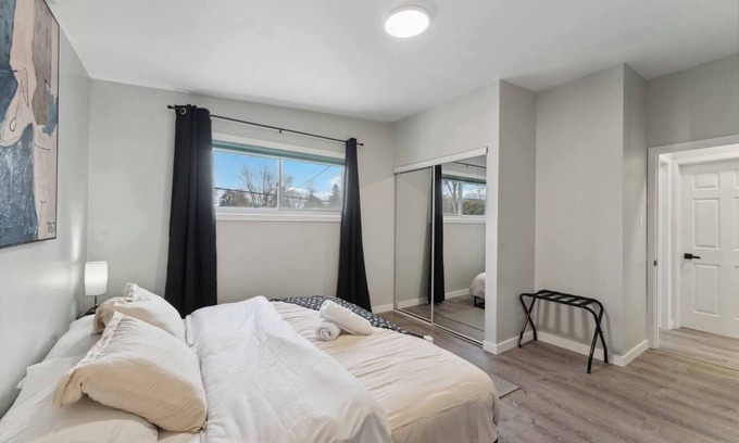 Ottawa Division House | Regal 5BD Retreat W/POOL | 15 MINS 2DT