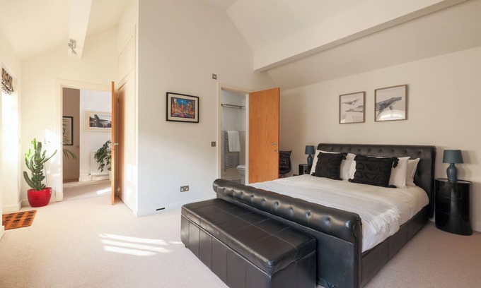 Brighton City Centre House | Regency Stables - 1 min to the beach with 2 private parking spaces