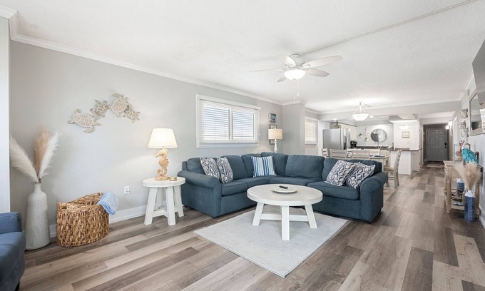 Crescent Beach Condo | Regency Towers~ 3bed2Bath~Poolside Tiki bar~Sleeps 10