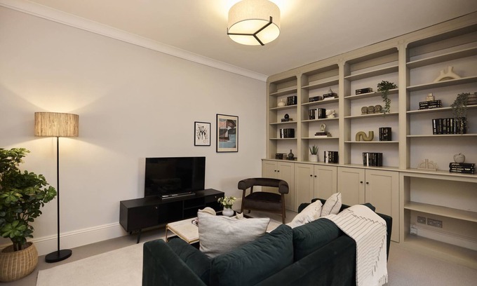 St. Johns Wood Apartment | Regent's Park Mews - 4-Bed with Patio