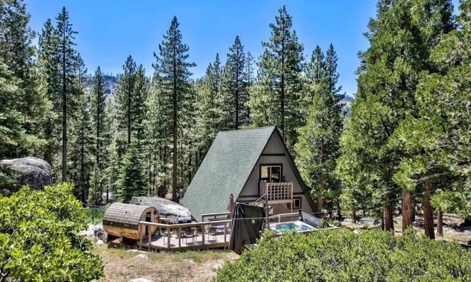 Christmas Valley Cabin | Reindeer A Frame with Hot tub & Sauna, Pet Friendly fall discounts in place