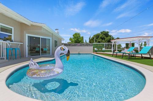 San Carlos House | Relax and Play-Pool, Spa, Views plus Guest House!