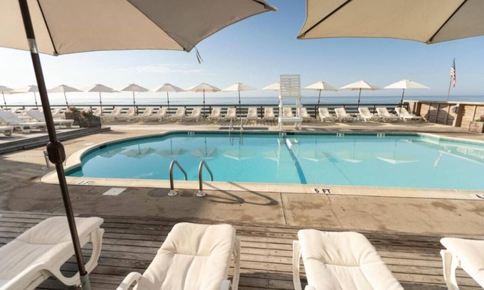 Montauk Hotel | Relax and Unwind! Free Parking & Breakfast, Outdoor Pool, Beach Access