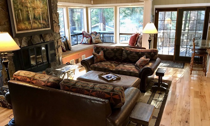 Groveland Cabin | Relax at Lake Front Luxury Lodge-Near Yosemite-Pool Table-Private Dock & Lake -3