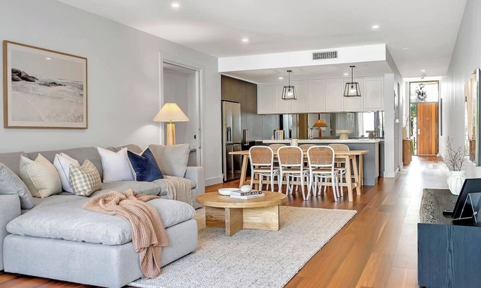 Glenelg North House | Relax at Ronnies Coastal Elegance near the Beach