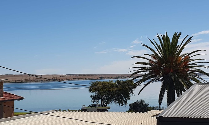 Ripon House | Relax by the Bay – Your Coastal Home Away From Home