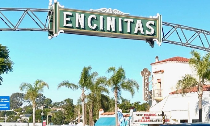 Encinitas House | Relax by the sea! Two bedroom retreat near Moonlight State Beach and Shopping.