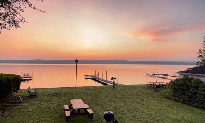 Niobe Cottage | Relax! CHQ Lake Heaven: Open Views, Dock&Big Yard