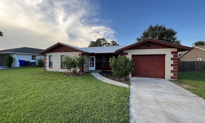 Sun 'N Lake House | Relax, golf and swim at sun n lake retreat. Pet friendly!