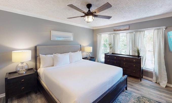 Woodstock Apartment | Relax in Hot Tub* + Porch Swing | 10%/15% Off