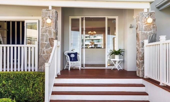 Broadbeach Waters House | Relax in Luxury and Comfort