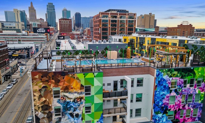Crossroads Arts District Condo | Relax in Pure Bliss: Elegant Hideaway with Panoramic Rooftop Retreat 526