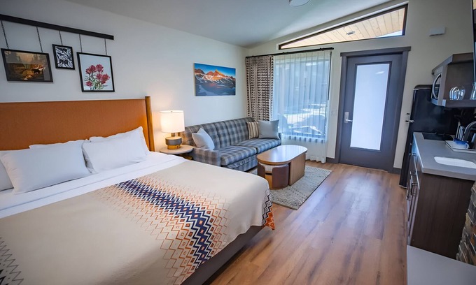 Mammoth Lakes Hotel | Relax in Spacious Alpine Room w/ Mountain Shuttle, Gear Rentals & Lake Trails