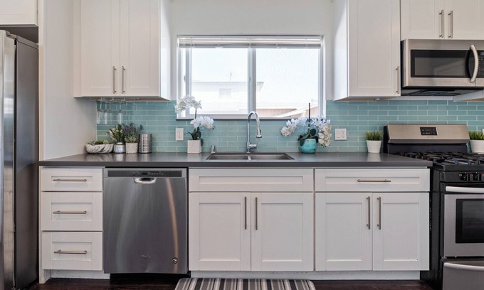 Oakland House | Relax in the bay. City View. Free parking on site.