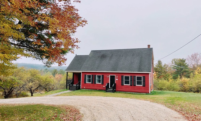 Waterford House | Relax in the Orchard ~ Dog-Friendly, clean & bright, sleeps 5, deck & fire pit