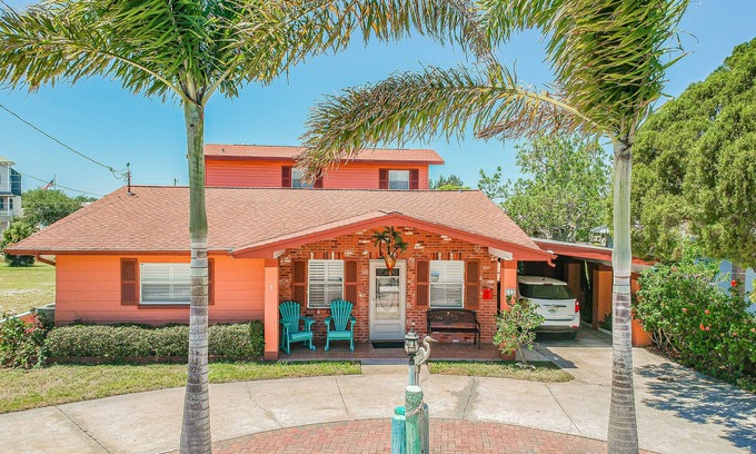 Tarpon Springs House | Relax in the unspoiled coastal vibe at this beautiful home at the Sponge Docks!