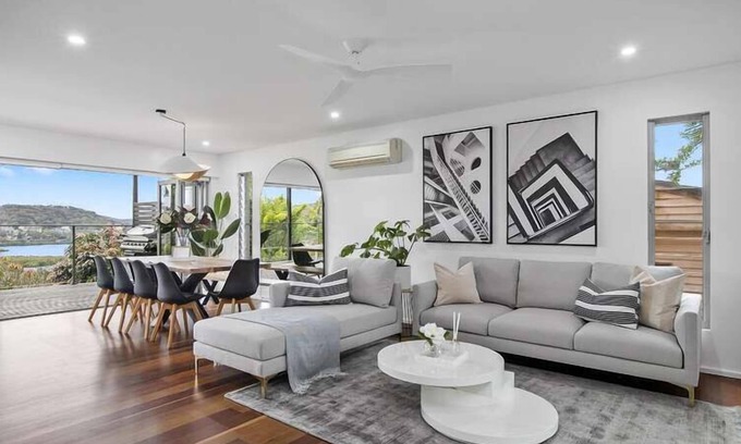 Point Clare House | Relax in the winning combination of an architecturally designed home well positioned with a high nor