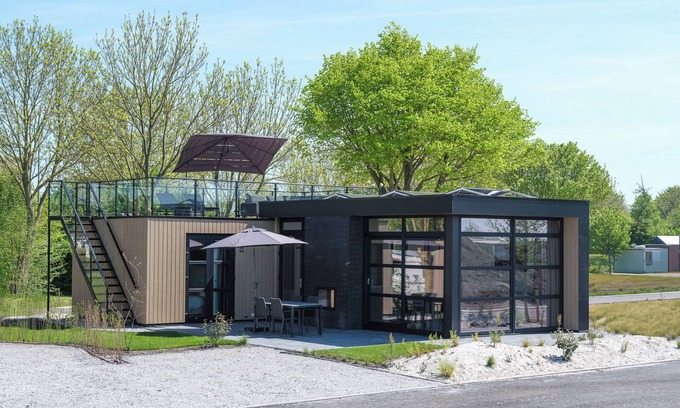 Workum House | Relax in this luxurious 4-person villa with a spacious garden and a private roof terrace with sun loungers for endless enjoyment in the open air.