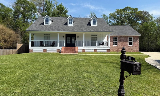 Denham Springs House | Relax in this spacious quiet home in a family-friendly neighborhood