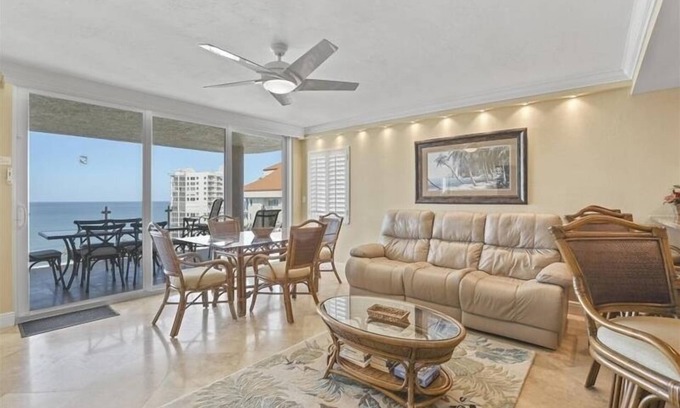 Park Shore Condo | Relax in this tropical decorated condo - CL1103