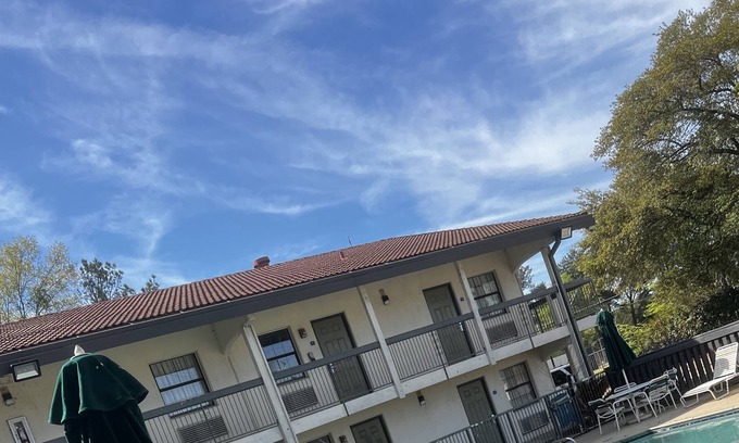 Longview Hotel | Relax Inn & Suite