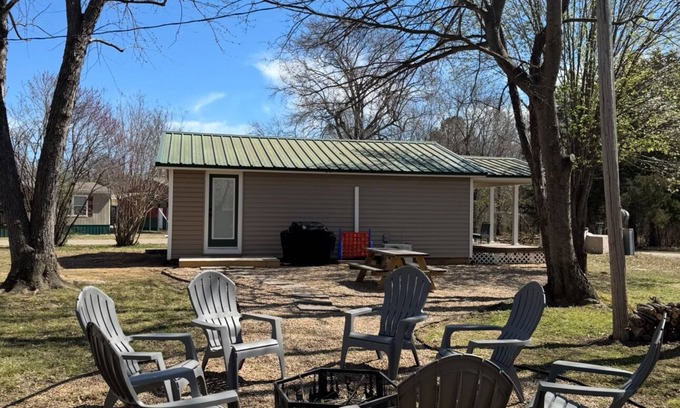 Longtown Cabin | Relax & soak up the lake life!