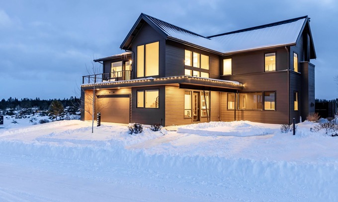 Bend House | RELAX! Soaking tub ~ fire place ~ hot tub ~ resort pool + amenities ~ Bend ~ 🐶