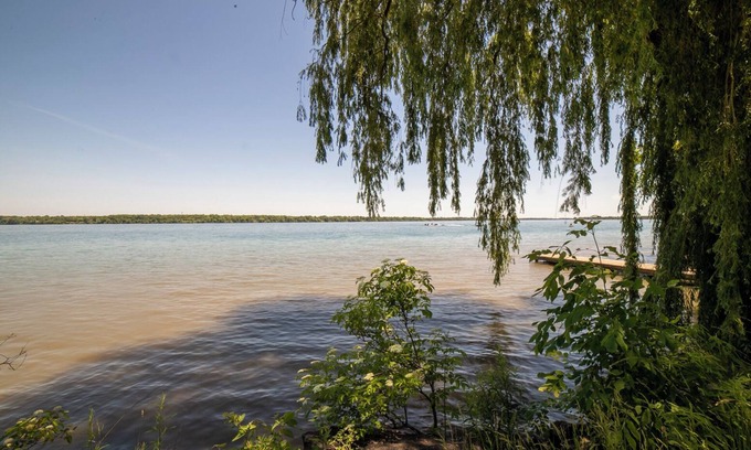 Niagara Falls House | Relax with your family at this peaceful place to stay next to the Niagara River