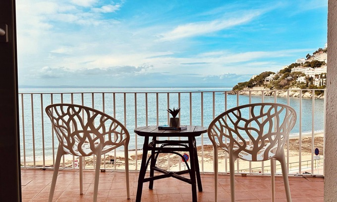 Almadraba-Canyelles Apartment | RELAXATION, SUNSET, SEA VIEW, SEA WITH CRYSTALLINE WATER, A DREAM FOR YOUR HOLIDAYS!