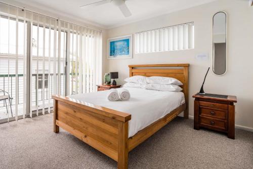 Wynnum Apartment | Relaxed Bayside Living Sleeps 4